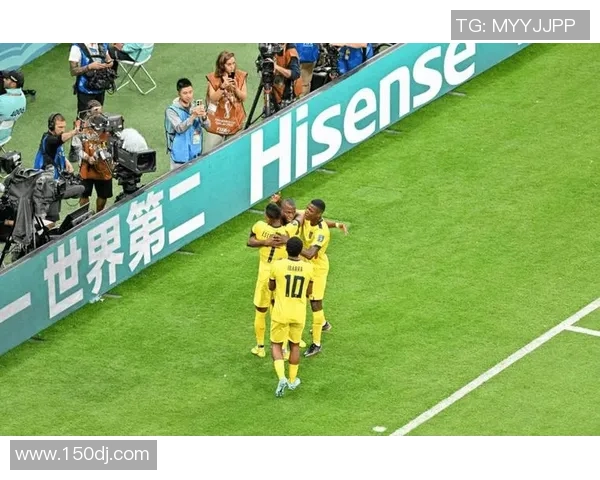 足球明星进球后激情扔球衣庆祝引发球迷热烈反响与讨论