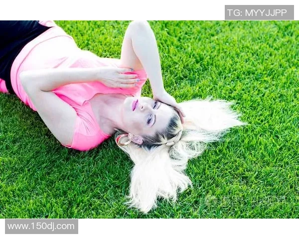 长发女生在足球场上展现风采成为新一代足球明星的魅力之旅